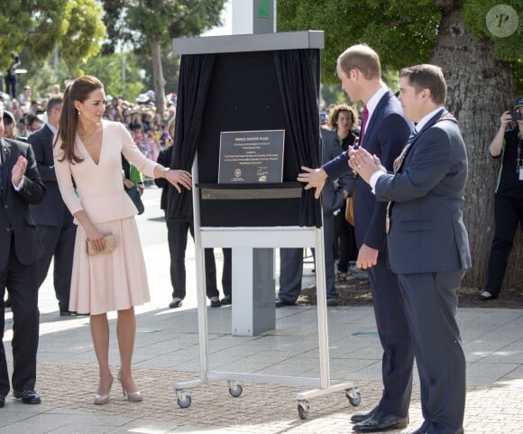 Kate Middleton et le prince William ont inauguré une place au nom du prince George et une plaque à Adelaide, en Australie, le 23 avril 2014