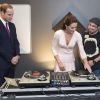 Kate Middleton et le prince William, en visite au centre communautaire Northern Sound System d'Adelaide, en Australie, se sont essayés à jouer les DJ, le 23 avril 2014.