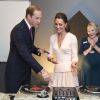 Kate Middleton et le prince William, en visite au centre communautaire Northern Sound System d'Adelaide, en Australie, se sont essayés à jouer les DJ, le 23 avril 2014.