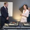 Kate Middleton a été plus inspirée que William par les platines ! Le duc et la duchesse de Cambridge, en visite au centre communautaire Northern Sound System d'Adelaide, en Australie, se sont essayés à jouer les DJ, le 23 avril 2014.
