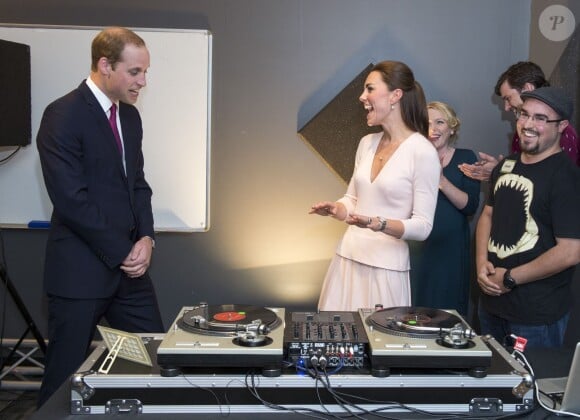 Kate Middleton a été plus inspirée que William par les platines ! Le duc et la duchesse de Cambridge, en visite au centre communautaire Northern Sound System d'Adelaide, en Australie, se sont essayés à jouer les DJ, le 23 avril 2014.