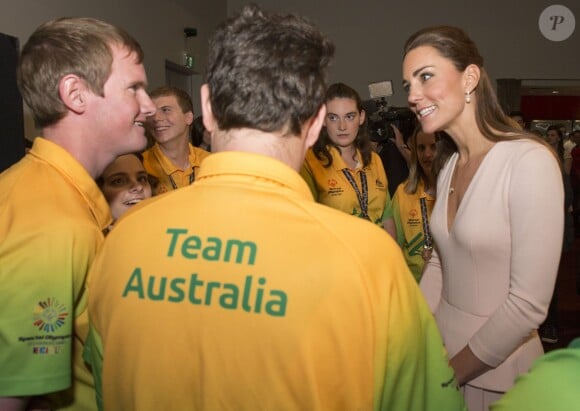 Le duc et la duchesse de Cambridge rencontrent des jeunes Australiens à Adelaide, en Australie, le 23 avril 2014