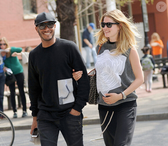 Sunnery James et Doutzen Kroes, souriante et enceinte, se promènent dans le quartier de Noho. New York, le 22 avril 2014.