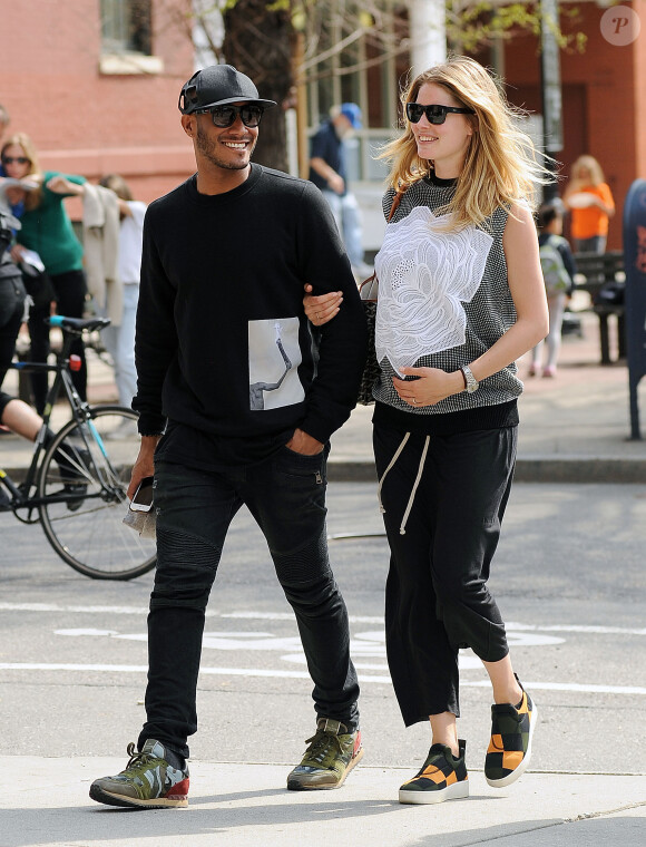 Sunnery James et Doutzen Kroes, enceinte, se promènent dans le quartier de Noho. New York, le 22 avril 2014.