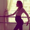 Doutzen Kroes profite de sa grossesse pour prendre des cours de danse classique avec le programme Ballet Beautiful, créée par Mary Helen Bowers.
