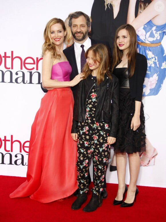 Leslie Mann, son mari Judd Apatow et leurs filles Iris Apatow et Maude Apatow lors de la première du film Triple Alliance (The Other Woman) à Los Angeles, le 21 avril 2014.