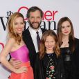 Leslie Mann, son mari Judd Apatow et leurs filles Iris Apatow et Maude Apatow lors de la première du film Triple Alliance (The Other Woman) à Los Angeles, le 21 avril 2014.