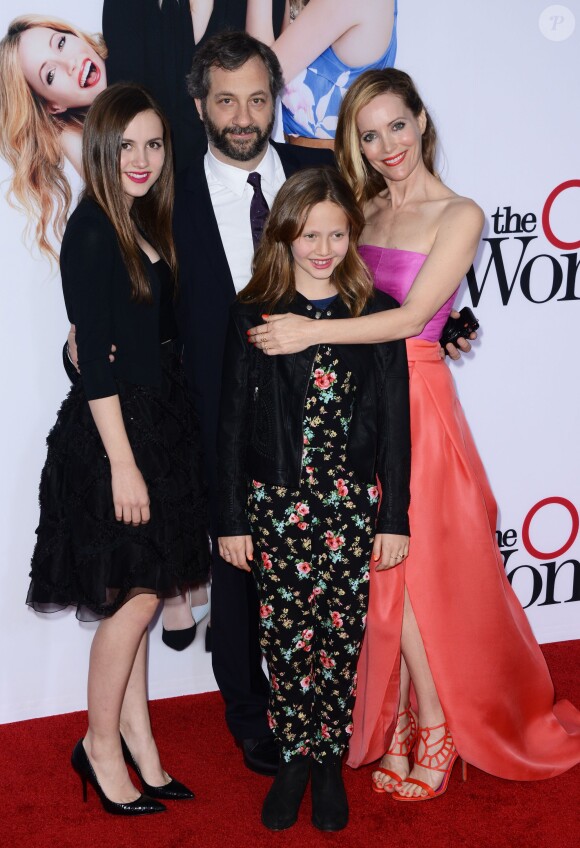 Maude Apatow, Judd Apatow, Iris Apatow et Leslie Mann lors de la première du film Triple Alliance (The Other Woman) à Los Angeles, le 21 avril 2014.