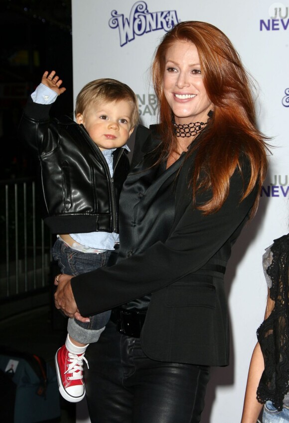 Angie Everhart en compagnie de son fils en février 2011 à Los Angeles