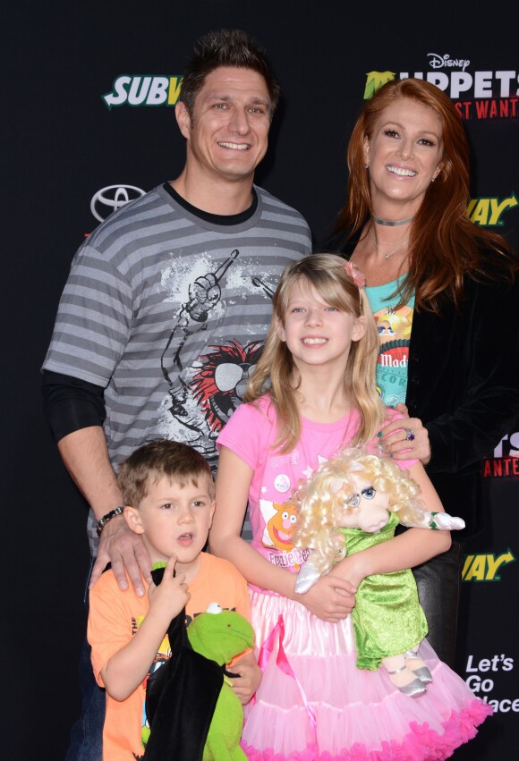 Angie Everhart et son fiancé Carl Ferro et leurs enfants respectifs à Los Angeles, le 11 mars 2014. 