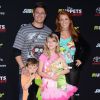La belle Angie Everhart et son fiancé Carl Ferro et leurs enfants respectifs à Los Angeles, le 11 mars 2014. 