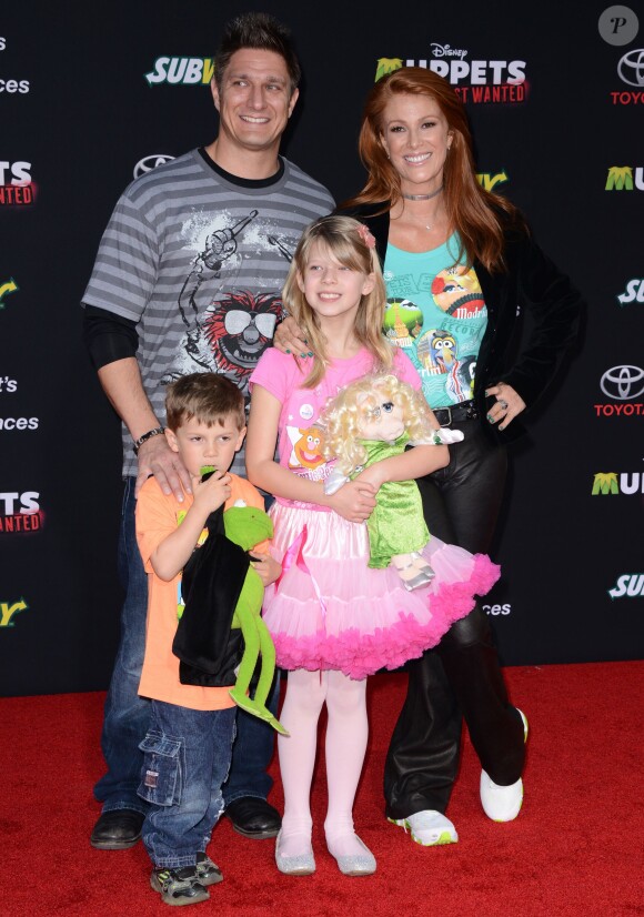 La belle Angie Everhart et son fiancé Carl Ferro et leurs enfants respectifs à Los Angeles, le 11 mars 2014. 