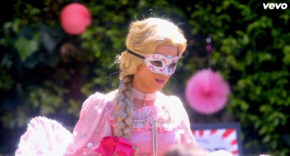 Katy Perry en princesse dans le clip de Birthday.