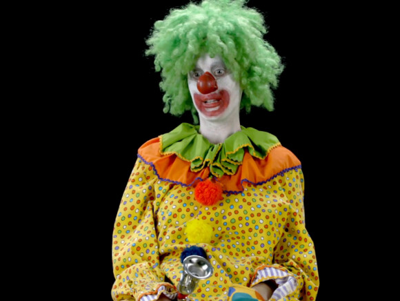 Katy Perry métamorphosée en clown pas franchement drôle dans le teaser de son prochain clip, Birthday, dévoilé le 22 avril 2014.