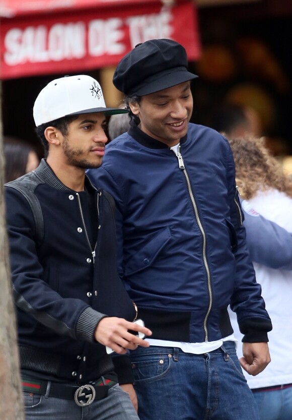 Exclusif - Bruno Beausir, dit Doc Gynéco se promène avec Bilal Duarte, le fils de Stomy Bugsy, sur l'avenue des Champs-Elysées. Paris, le 25 avril 2014.