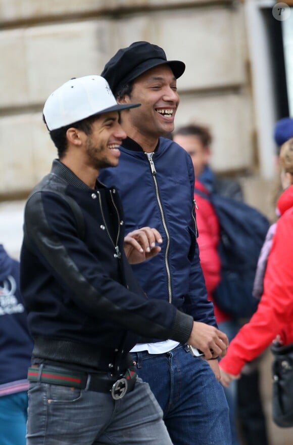 Exclusif - Bilal Duarte et Doc Gynéco se promènent sur l'avenue des Champs-Elysées. Paris, le 25 avril 2014.