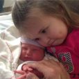 La petite Peyton Marie, âgée de 3 semaines, et sa grande soeur Jordan Kay, 2 ans.