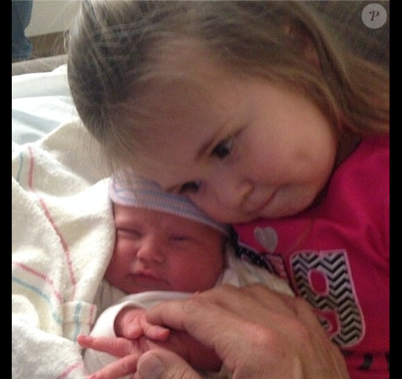 La petite Peyton Marie, âgée de 3 semaines, et sa grande soeur Jordan Kay, 2 ans.