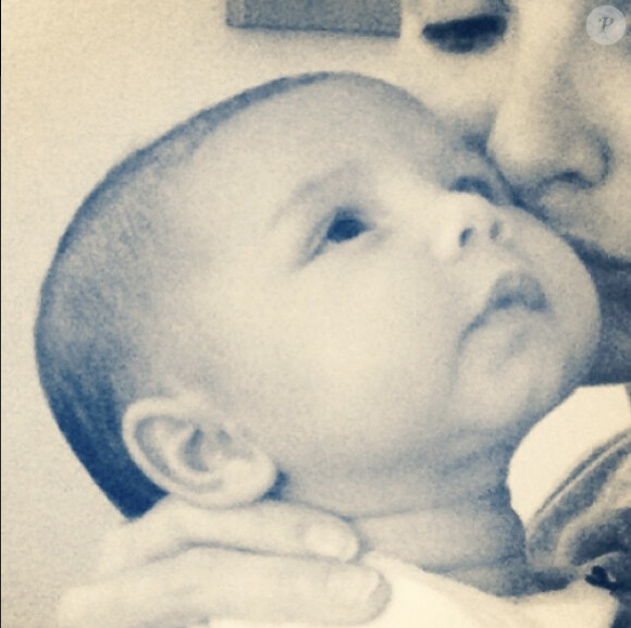 Nadine Coyle, ex-Girls Aloud, dévoile le visage de sa petite Anaiya le 20 avril 2014 sur Instagram.