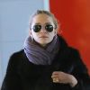 Exclusif - Mary-Kate Olsen, sa superbe bague de fiançailles au doigt, à l'aéroport Roissy-Charles-de-Gaulle pour se rendre à New York après son séjour à Paris, en compagnie de son fiancé Olivier Sarkozy, le 6 avril 2014.