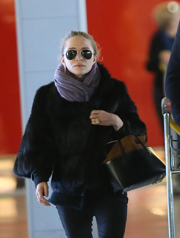 Exclusif - Mary-Kate Olsen, sa superbe bague de fiançailles au doigt, à l'aéroport Roissy-Charles-de-Gaulle pour se rendre à New York après son séjour à Paris, en compagnie de son fiancé Olivier Sarkozy, le 6 avril 2014.