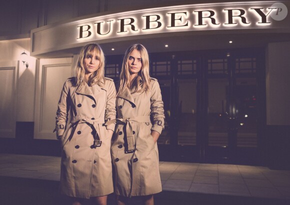Les blondes Cara Delevingne et Suki Waterhouse, complices, étaient les charmantes ambassadrices Burberry à Shanghai le 24 avril 2014