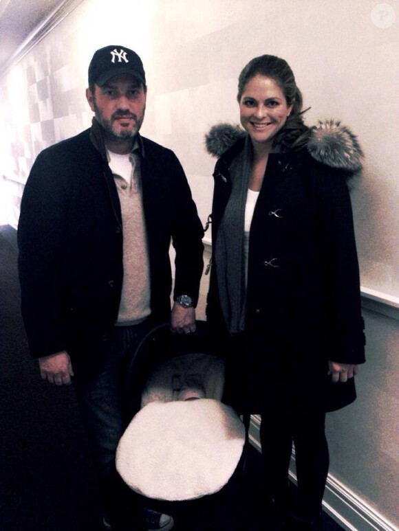 Chris O'Neill et Madeleine de Suède quittant la maternité de l'hôpital presbytérien de New York en février 2014 après la naissance de leur fille la princesse Leonore