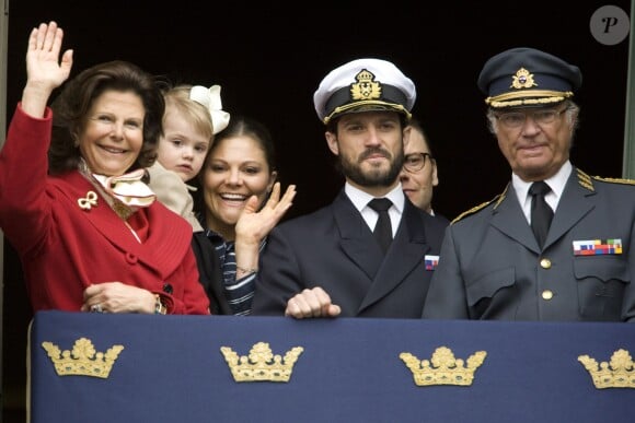 Le roi Carl XVI Gustaf de Suède célébrant son 68e anniversaire au balcon de Drottningholm, à Stockholm le 30 avril 2014, avec la reine Silvia, la princesse Victoria, le prince Daniel, la princesse Estelle et le prince Carl Philip.