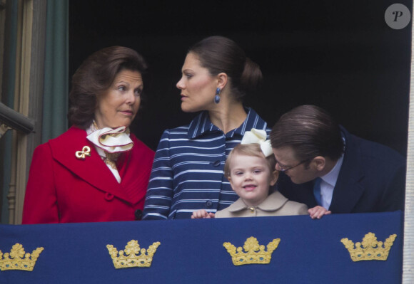 La reine Silvia de Suède, la princesse Victoria, le prince Daniel et la princesse Estelle au balcon du palais Drottningholm, le 30 avril 2014 à Stockholm, lors des célébrations du 68e anniversaire du roi Carl XVI Gustaf de Suède.