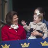 La reine Silvia de Suède, la princesse Victoria, le prince Daniel et la princesse Estelle au balcon du palais Drottningholm, le 30 avril 2014 à Stockholm, lors des célébrations du 68e anniversaire du roi Carl XVI Gustaf de Suède.