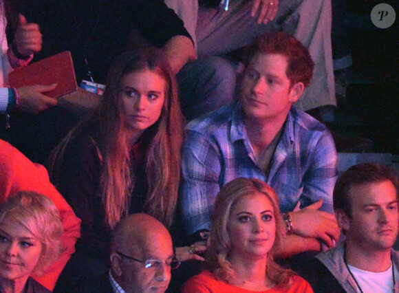 Le prince Harry et Cressida en couple lors du We Day UK le 7 mars 2014 à Wembley, à Londres. Leur première... et dernière apparition ensemble lors d'un engagement officiel du prince, avant l'annonce de leur rupture fin avril.