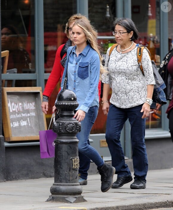 Cressida Bonas en promenade dans les rues de Londres le 17 avril 2014, quelques jours avant l'annonce de sa rupture avec le prince Harry.