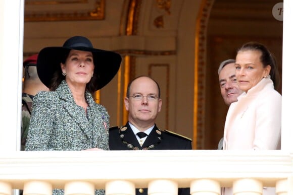 La princesse Caroline de Hanovre, le prince Albert II et la princesse Stéphanie de Monaco - La famille de Monaco au balcon du palais princier lors de la fête nationale, le 19 novembre 2013.