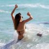 La sexy Katie Cassidy profite d'une journée ensoleillée en bikini, sur une plage de Miami. Le 1er mai 2014.