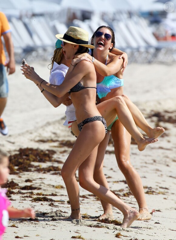 Katie Cassidy et ses amies s'éclatent sur une plage de Miami. Le 1er mai 2014.