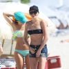 Katie Cassidy et son amie Amy Wells Havins se rhabillent après avoir passé leur après-midi à la plage. Miami, le 30 avril 2014.