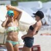 Katie Cassidy et son amie Amy Wells Havins se rhabillent après avoir passé leur après-midi à la plage. Miami, le 30 avril 2014.