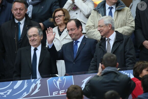 Noël Le Graët, François Hollande, et Claude Bartolone assistent à la finale de la Coupe de France entre le Stade Rennais et Guingamp, à Saint-Denis, près de Paris, le 3 mai 2014.