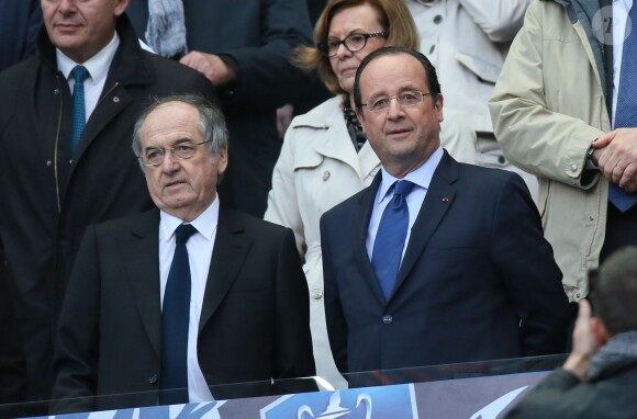 Noël Le Graët et François Hollande assistent à la finale de la Coupe de France entre le Stade Rennais et Guingamp, à Saint-Denis, près de Paris, le 3 mai 2014.