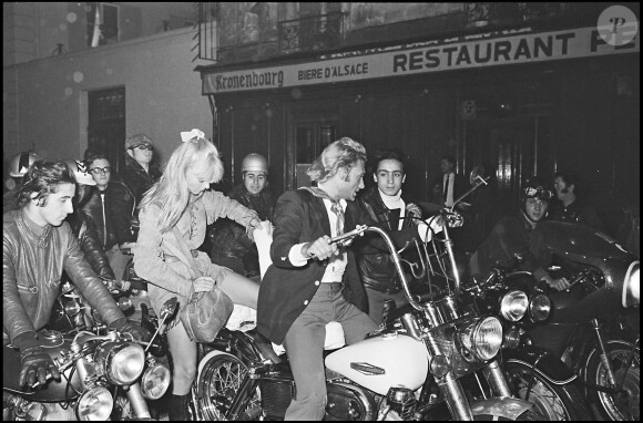 Johnny Hallyday et Sylvie Vartan en moto, photo non datée.