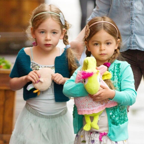 Marion et Tabitha, les filles de Sarah Jessica Parker, à New York, le 1er mai 2014.