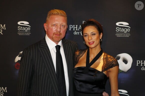 Boris Becker et sa femme Lilly Kerssenberg lors de la générale de la comédie musicale "The Phantom of the Opera" à Hambourg, le 28 novembre 2013
