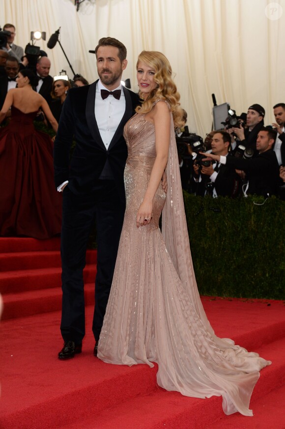 Blake Lively et son mari Ryan Reynolds, splendides et amoureux au Met Gala à New York le 4 mai 2014. Le duo, marié depuis septembre 2012, a fait sa première apparition officielle.