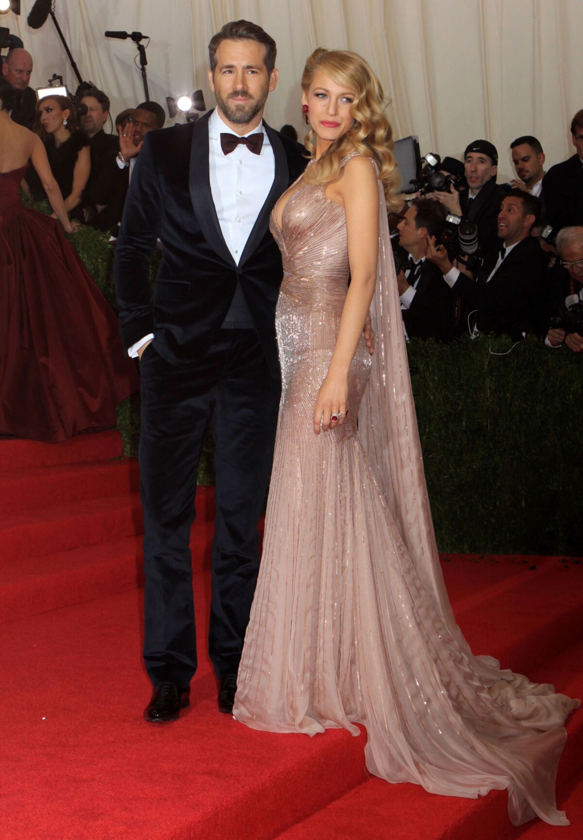 Vidéo Blake Lively Divine En Gucci Et Son Mari Ryan Reynolds Splendides Et Amoureux Au Met 