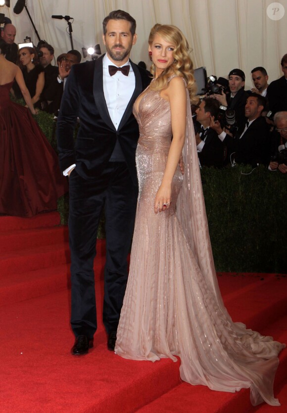 Blake Lively, divine en Gucci et son mari Ryan Reynolds, splendides et amoureux au Met Gala à New York le 4 mai 2014.