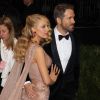 Blake Lively et son mari Ryan Reynolds, splendides et amoureux au Met Gala à New York le 4 mai 2014. Le couple a fait sensation