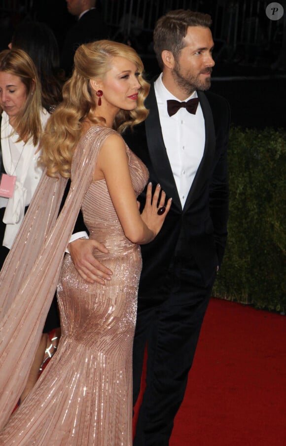 Blake Lively et son mari Ryan Reynolds, splendides et amoureux au Met Gala à New York le 4 mai 2014. Le couple a fait sensation