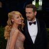 Blake Lively et Ryan Reynolds splendides lors du Met Gala 2014 à New York le 4 mai. Le couple pose pour la première fois en tant que jeunes mariés.
 