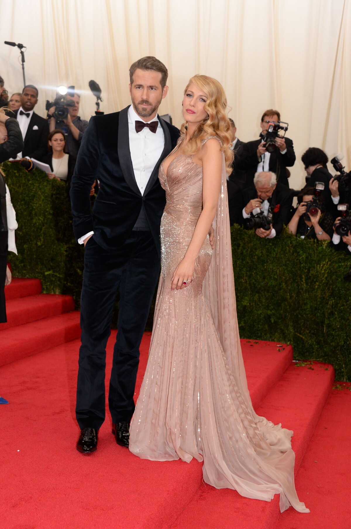 Vidéo Blake Lively Et Ryan Reynolds Sur Le Tapis Rouge Du Met Ball 2014 à New York Purepeople 