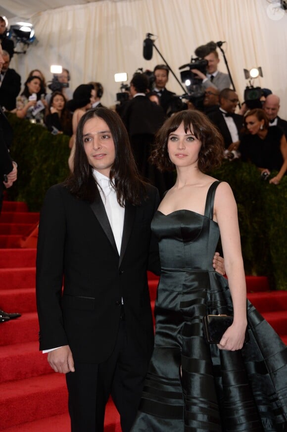 Olivier Theyskens et Felicity Jones assistent au MET Gala au Metropolitan Museum of Art. New York, le 5 mai 2014.
